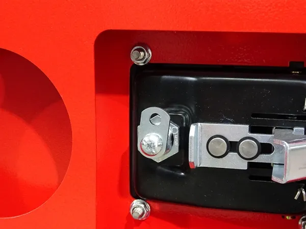 Lockable maintenance door 
